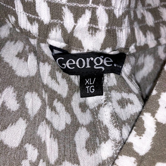 Mid length Leopard skirt - Picture 3 of 3